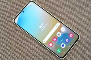 This Samsung Galaxy S24 FE deal gets you a generous bundle for the price of a Pixel 9a