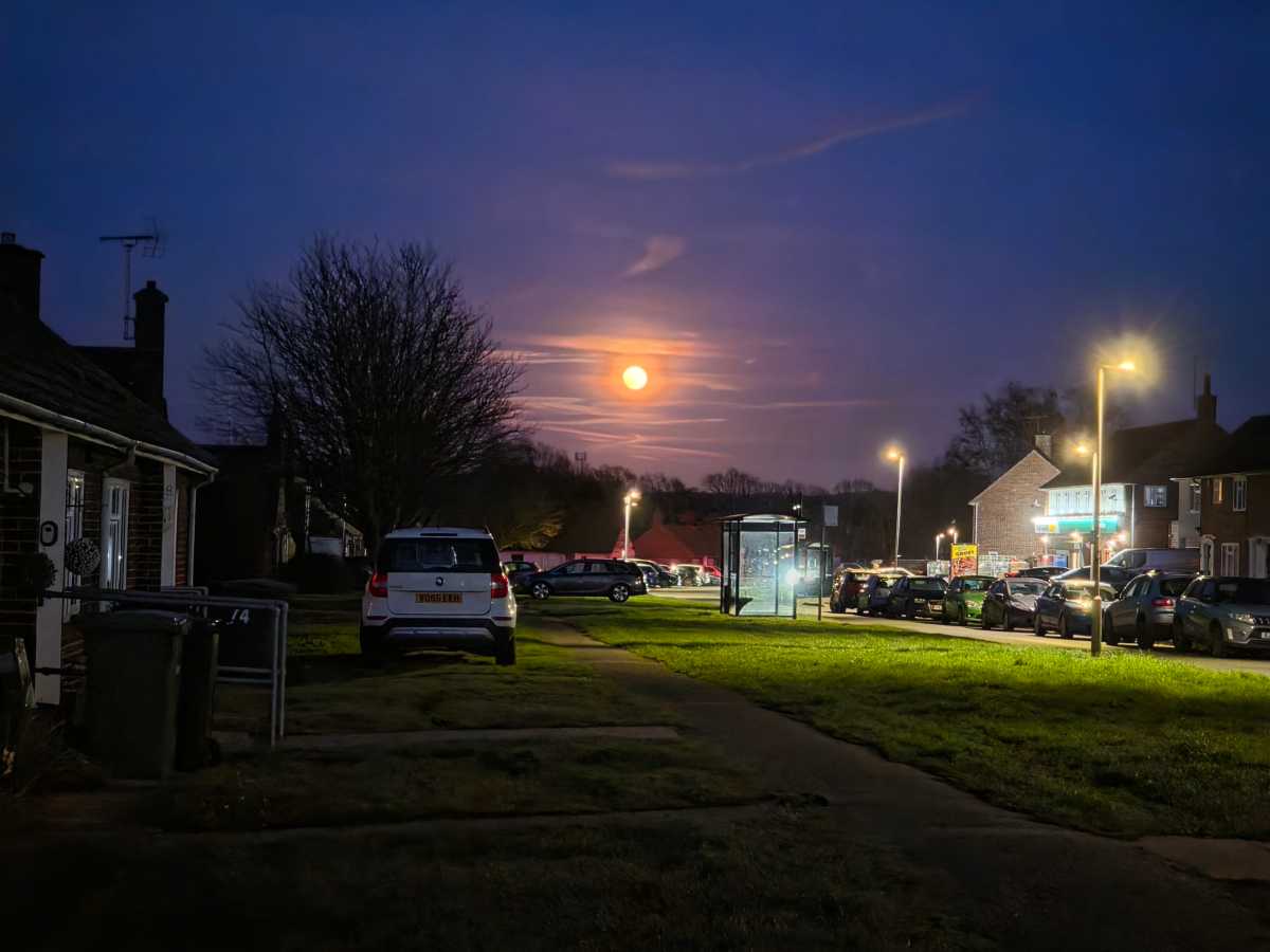 Samsung Galaxy S26 Low light moon and street