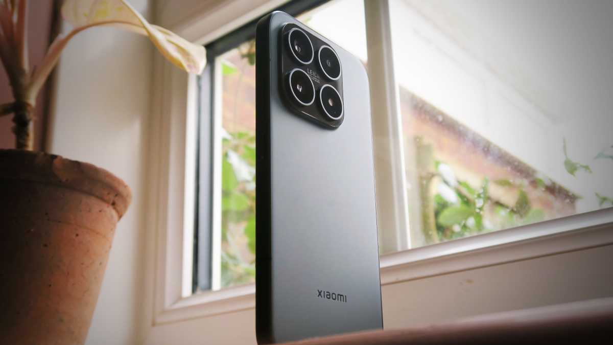 Xiaomi 17 REVIEW back angled upright